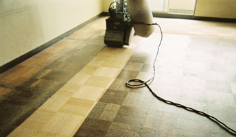 教室の床研磨前