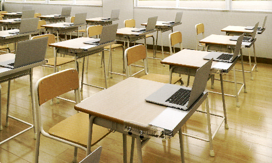 スライドストッパーを設置した机の教室